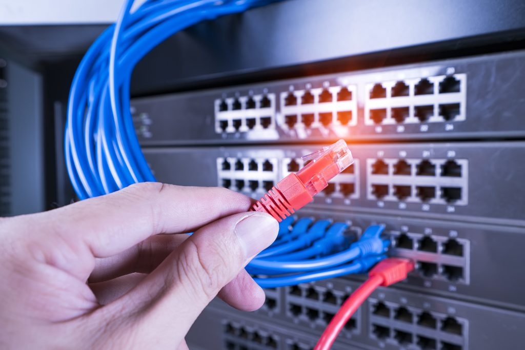Câbles à fibres optiques pour centres de données en installation
